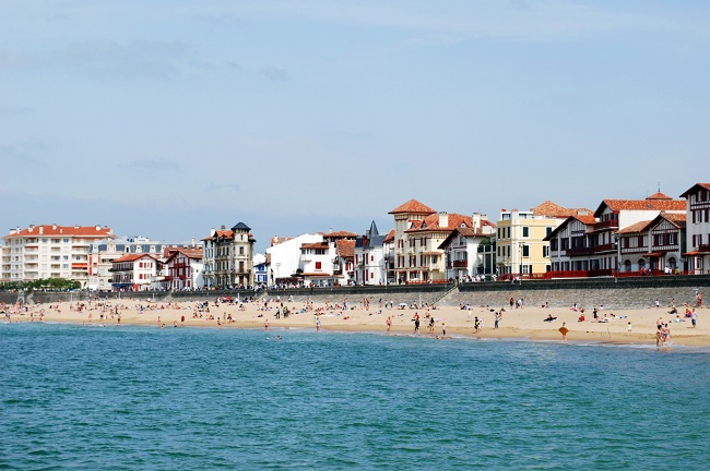 Une plage de St Jean de Luz avec ses maisons typiques