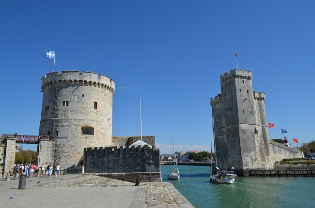 La tour de la Chaîne (gauche) et la tour St-Nicolas (droite)